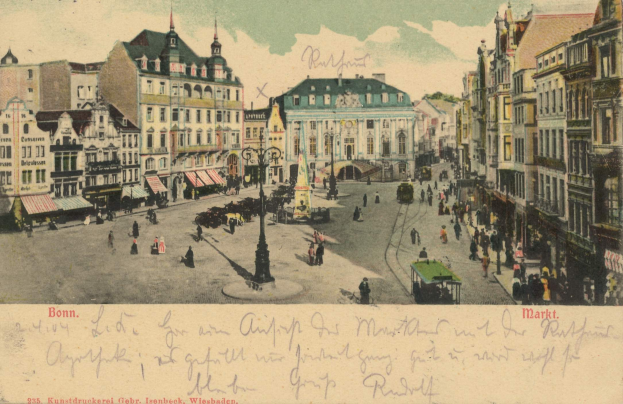 Schwarz-weiß-Postkarte einer Stadtstraße in Wiesbaden, Deutschland, mit Menschen, Gebäuden mit Fenstern, Laternen und einem bewölkten Himmel.