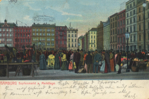 Alte Ansichtskarte zeigt eine belebte Marktszene in Hamburg, Deutschland, mit Menschen, Tischen voller Waren, Straßeneinrichtungsgegenstände, Gebäuden und einem bewölkten Himmel, mit Text unten.