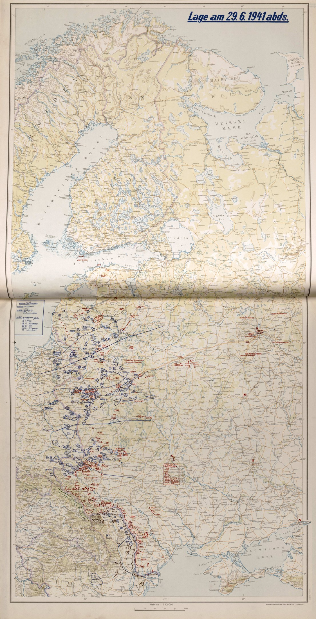 Ein altes Buch mit einer detaillierten Karte von Europa auf dem Cover, das geografische Merkmale wie Flüsse, Berge und Städte sowie zusätzlichen Text enthält.