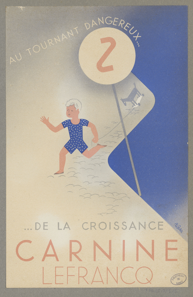 Eine Person in einem leuchtend gelben Kleid strahlt breit in der Mitte eines Karnevalplakats, umgeben von fetten schwarzen Buchstaben.