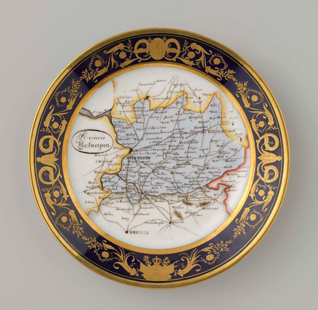 Ein weißes Kfz-Kennzeichen mit einer detaillierten Karte Deutschlands, verziert mit aufwändigen Designs und Texten.