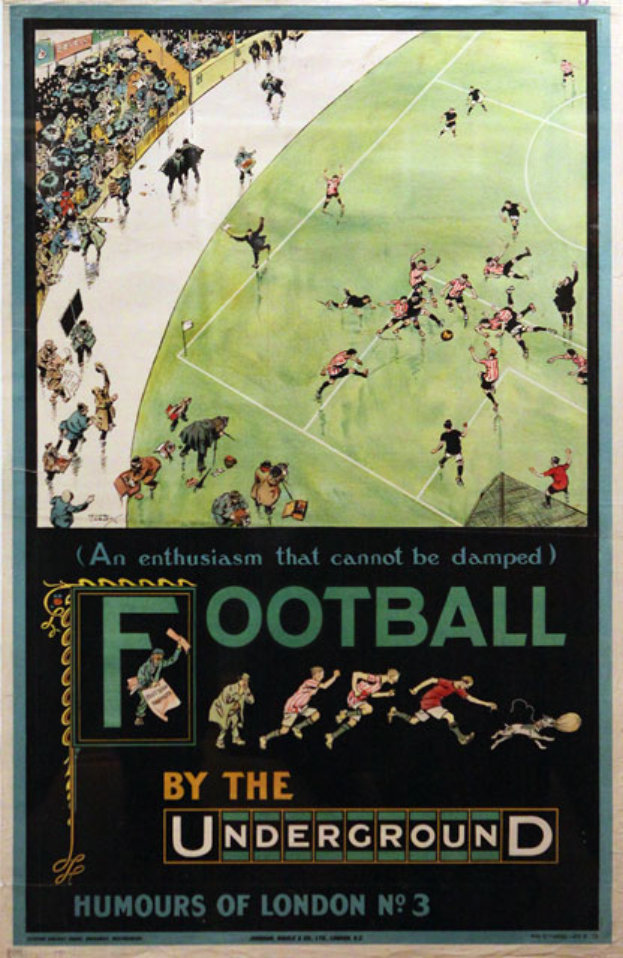 Ein Vintage-Plakat zeigt eine Menge, die ein Fußballspiel in einem Stadion schaut, mit der Aufschrift "Fußball by the Underground - Humours of London No. 3" oben.