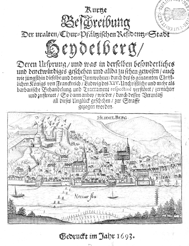 Eine Schwarz-Weiß-Zeichnung einer Stadt mit einem Schloss im Hintergrund, umgeben von Hügeln, Bäumen und Booten auf dem Wasser, gestempelt 'Heidelberg, Deutschland, 1693'.