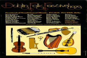 Plakat für das Dublin Folk Festival 1975, das verschiedene Musikinstrumente wie eine Gitarre, eine Harfe, eine Flöte und ein Schlagzeug zeigt, sowie Text mit Festivaldetails.