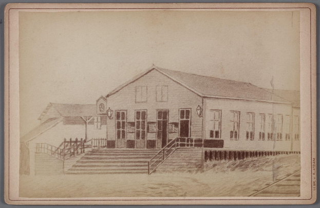 Alte Zeichnung eines Bahnhofs mit Fenstern, Türen, Treppen, Geländern, einer Uhr an der Wand und einer Bahnschiene daneben.