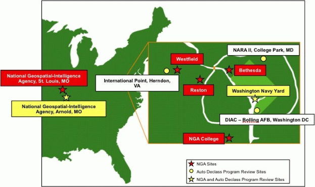 Eine detaillierte Karte der Vereinigten Staaten, die die Standorte der National Geospatial Intelligence Agency hervorhebt, mit fettem Text und geographischen Merkmalen wie Flüssen, Bergen und Städten.