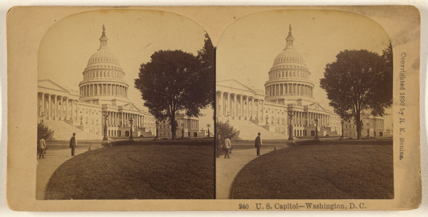Schwarz-weiß-Fotografie des U.S. Kapitols mit zwei Ansichten, Bäumen, Menschen und Gras im Vordergrund und Himmel im Hintergrund sowie Text auf der rechten Seite.