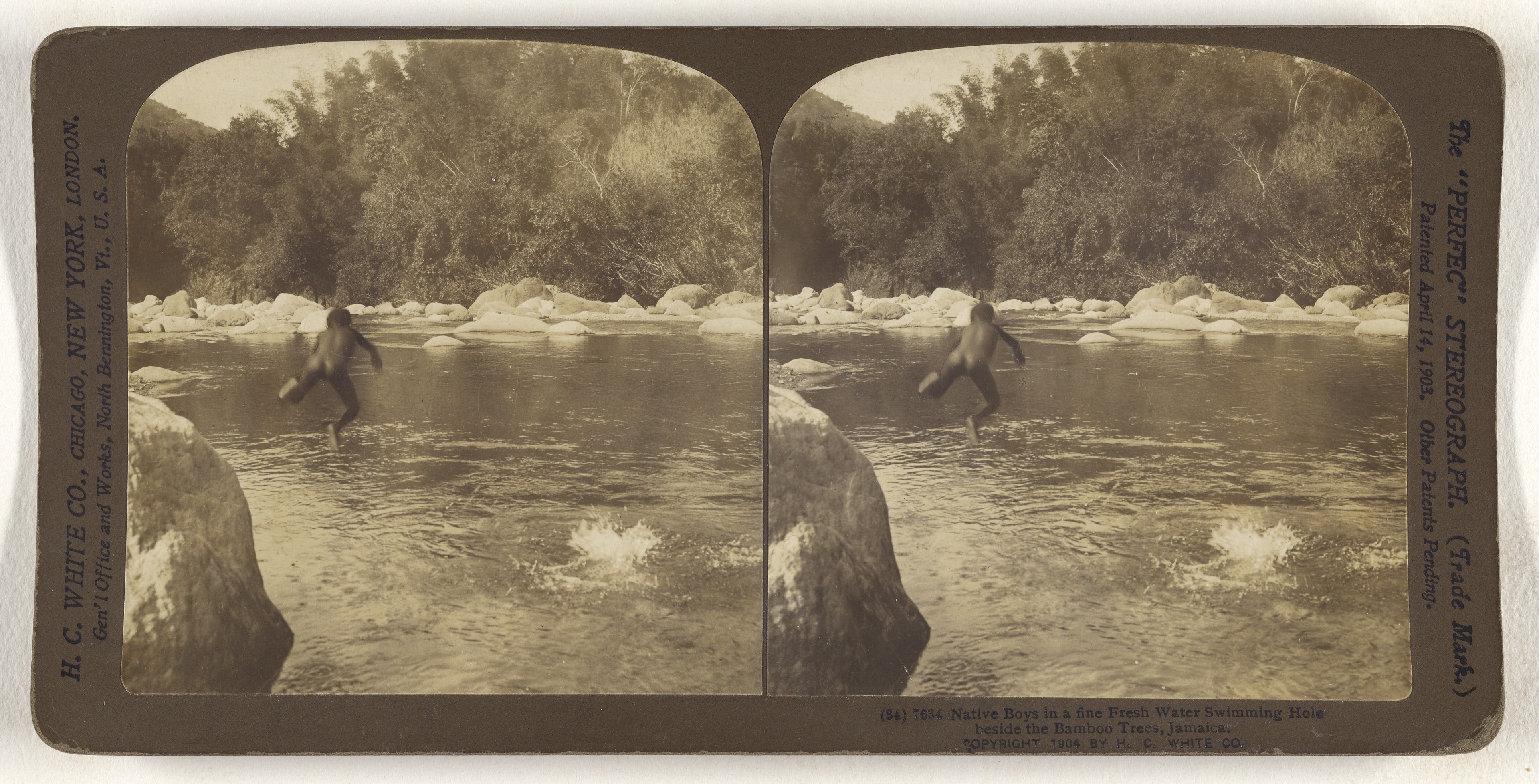 Altes Schwarz-Weiß-Foto eines Mannes, der in einen Fluss springt und von Felsen und Bäumen umgeben ist.