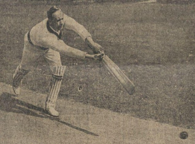 Schwarzes und weißes Foto eines Mannes, der einen Cricket-Schläger hält und auf einem Feld mit einem Ball vor ihm steht, beschriftet mit "Cricket World Cup 1948".