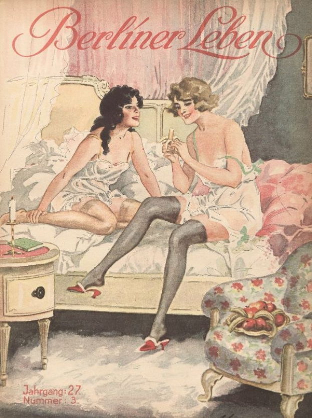 Plakat mit zwei Frauen auf einem Bett sitzend, einem Tisch und Gegenständen links, einem Vorhang und einem gerahmten Gegenstand im Hintergrund sowie dem Text "Berliner Leben Nr. 27, 1930" oben und unten.
