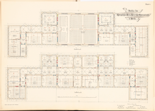 Offenes Buch mit detailliertem Grundriss des Berliner Olympia-Gymnasiums mit begleitendem Text zur Beschreibung seines Layouts.