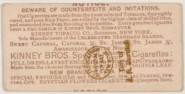 Papier mit schwarzem Text auf weißem Hintergrund und einem kreisförmigen Stempel mit der Aufschrift "Vorsicht vor Fälschungen und Imitationen - Kinney Bros. Zigaretten" mit schwarzem Rand und weißer Mitte.