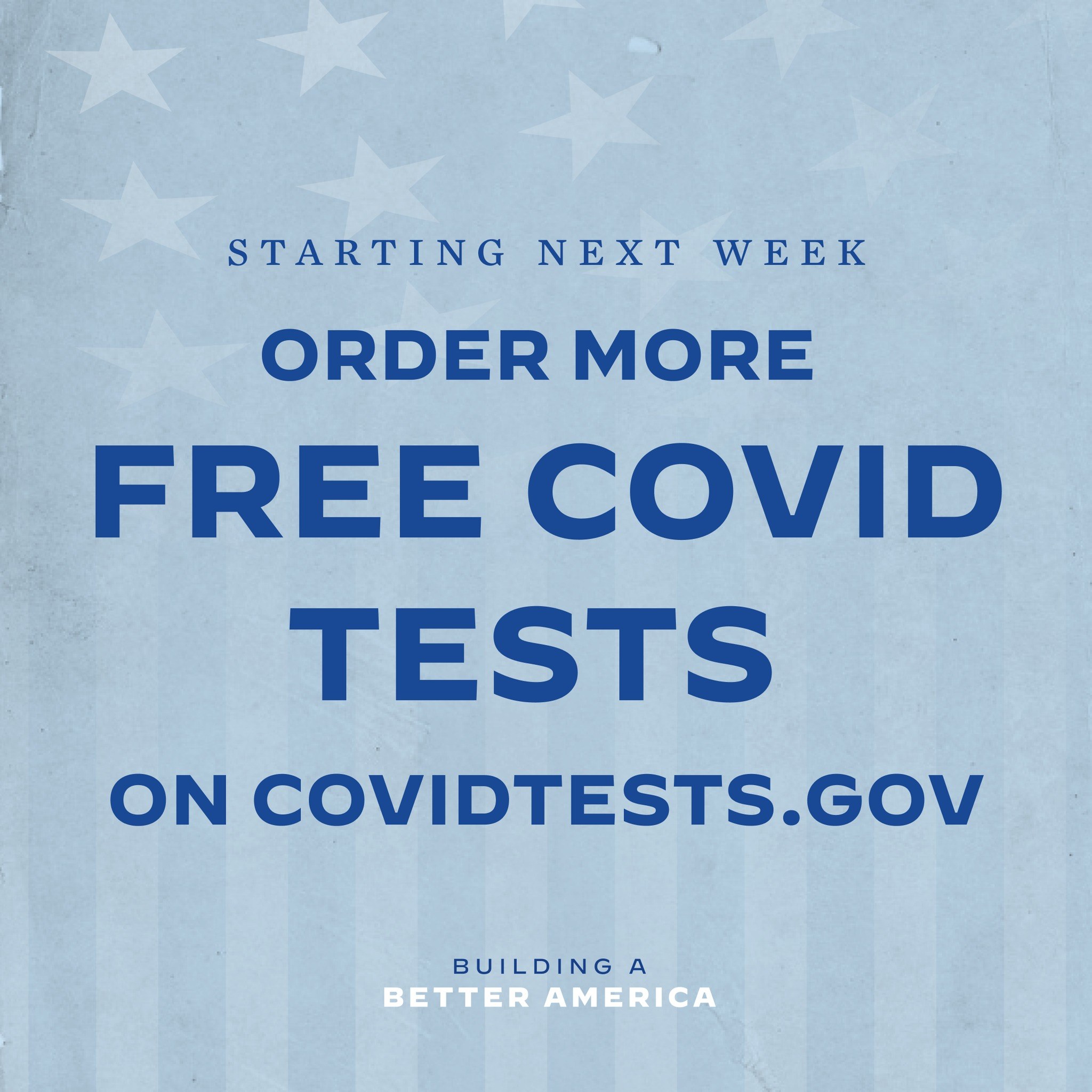 Plakat mit weißer Schrift auf blauem Hintergrund, auf dem "Ab nächster Woche bestellen Sie mehr kostenlose Covid-Tests auf CovidTests.gov" steht und zur Bestellung von kostenlosen COVID-19-Tests auffordert.