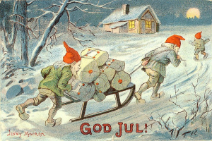 Ein altes Weihnachts-Postkarte mit zwei Gnomen, die einen Schlitten voller Geschenke durch den Schnee ziehen, mit Bäumen, einem Haus und einem Mond im Hintergrund und der Inschrift "God Jul".