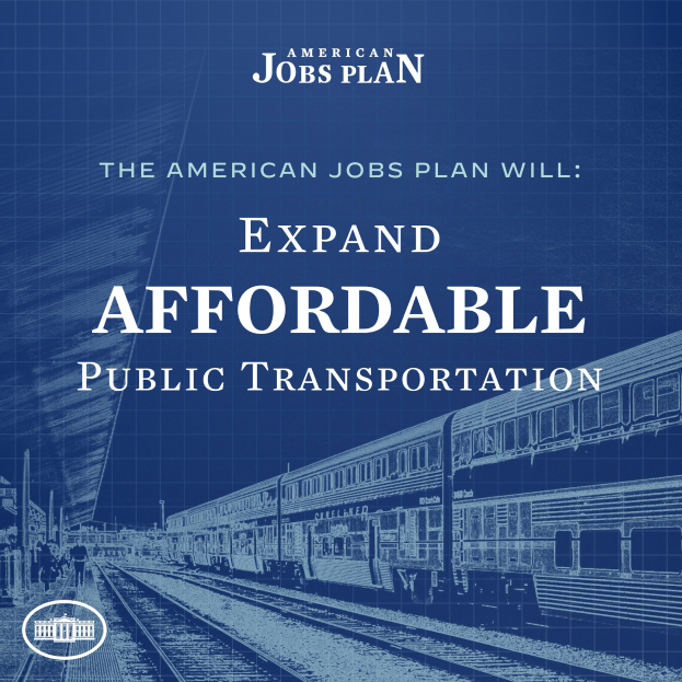 Plakat mit einem Zug auf einem Bahngleis mit einigen Menschen in der Nähe, das "The American Jobs Plan Will Expand Affordable Public Transportation" bewirbt.