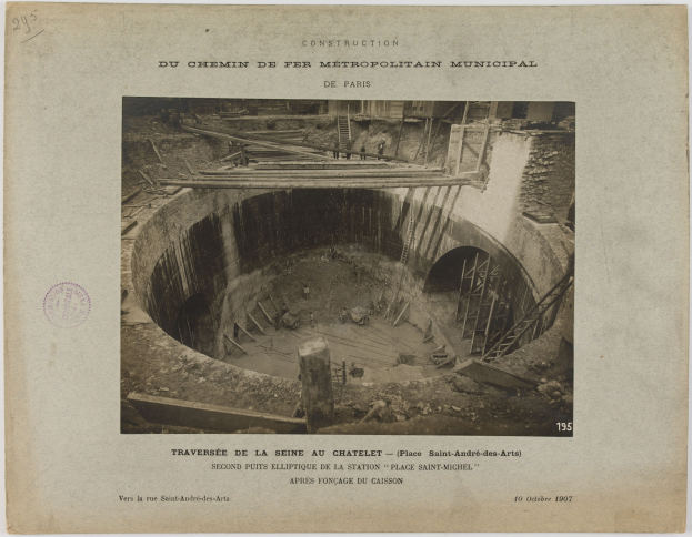 Schwarz-weiß-Foto eines Tunnelbaus mit einem Stempel auf der linken Seite und Text unten.