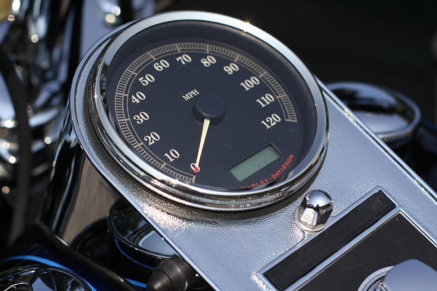 Tachometer auf dem Motorradarmaturenbrett.