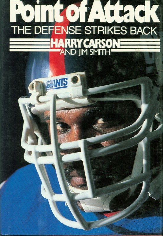 Buchumschlag mit einer Person in einem Footballhelm mit entschlossener Miene, betitelt "Point of Attack: The Defense Strikes Back" von Harry Carson und Jim Smith.