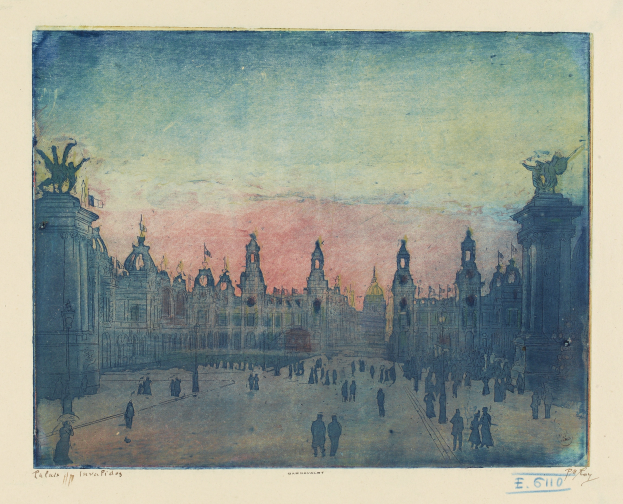 Ein Bild eines Stadtplatzes mit Menschen, umgeben von Gebäuden und Statuen, mit Text unten.