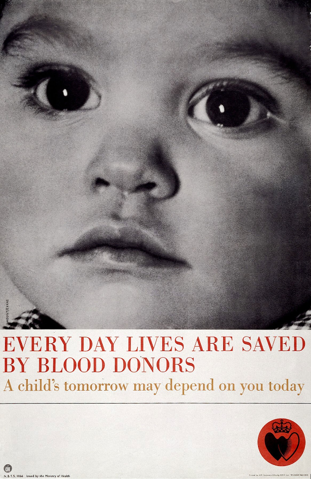 Ein Plakat mit dem Bild eines traurigen Kindes und der Inschrift "Jeden Tag retten Blutspender Leben" in fetter, schwarzer Schrift.