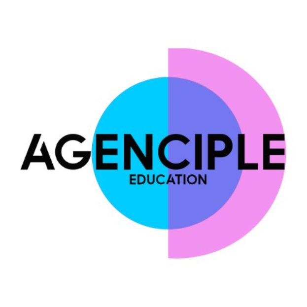 Ein weißer Hintergrund mit einem bunten Kreis, der den Text 'Agence Education' in schwarzer Schrift enthält, in blau und pink unterteilt, schwarz umrandet und mit einem Podcast-Logo in der rechten unteren Ecke.