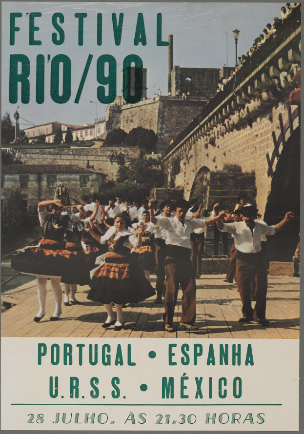 Plakat für das Festival Rio/90 in Portugal, Spanien, mit einer Gruppe von Menschen im Vordergrund, die tanzen, und im Hintergrund Gebäude, Bäume und einen klaren blauen Himmel, sowie Text unten.