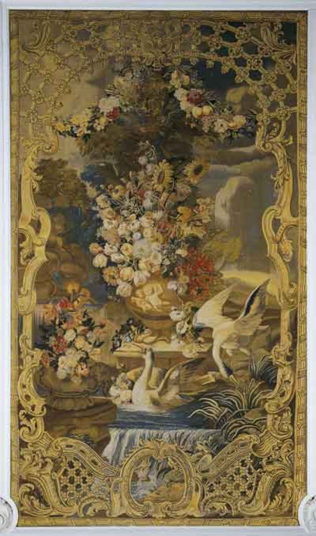 Ein gerahmtes Wandteppichbild, das ein Stillleben von Vögeln und Blumen in einer Vase zeigt.