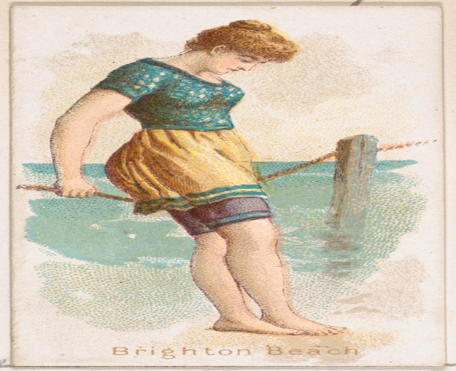Frau auf Brighton Beach bei Sonnenuntergang, die eine Angelrute hält und ein weißes Kleid mit einem blauen Schultertuch trägt und ihr Haar zu einem Knoten gebunden hat, mit einem orangen Leuchten über der Szene.