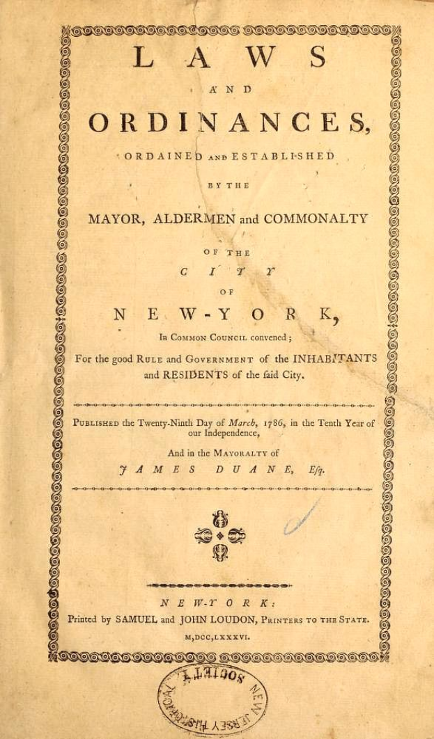 Ein altes Buch mit dem Titel "Gesetze und Verordnungen, verordnet und festgesetzt durch den Bürgermeister, Stadtrat und Gemeinwesen der Stadt New York" auf dem Cover.