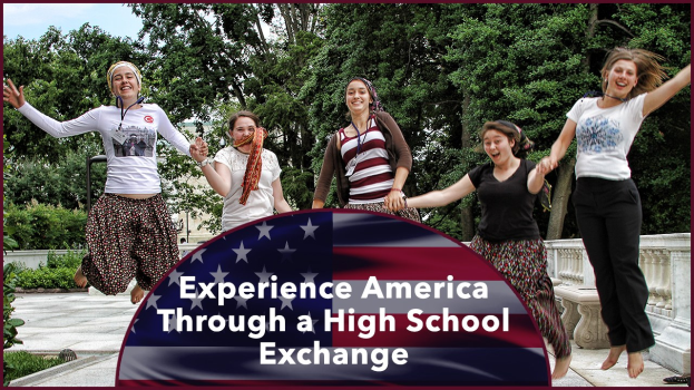 Eine Gruppe l├Ąchelnder Frauen, die in der Natur in die Luft springen, umgeben von B├Ąumen, Pflanzen und einem klaren blauen Himmel, mit Text unten, der 'Erlebe Amerika über einen High-School-Austausch' liest.