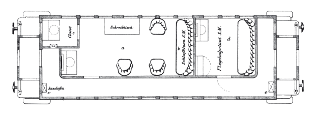 Ein detaillierter Grundriss einer Küche mit einem Herd, Kühlschrank, Spüle und Schränken, einem Wohnzimmer mit einer Couch, einem Sessel und einem Couchtisch, Schlafzimmern auf beiden Seiten einer Kücheninsel und zentral gelegenen Badezimmern, wobei die Wände mit aufwändigen Designs verziert sind und ein gemustertes Teppich auf dem Boden liegt.