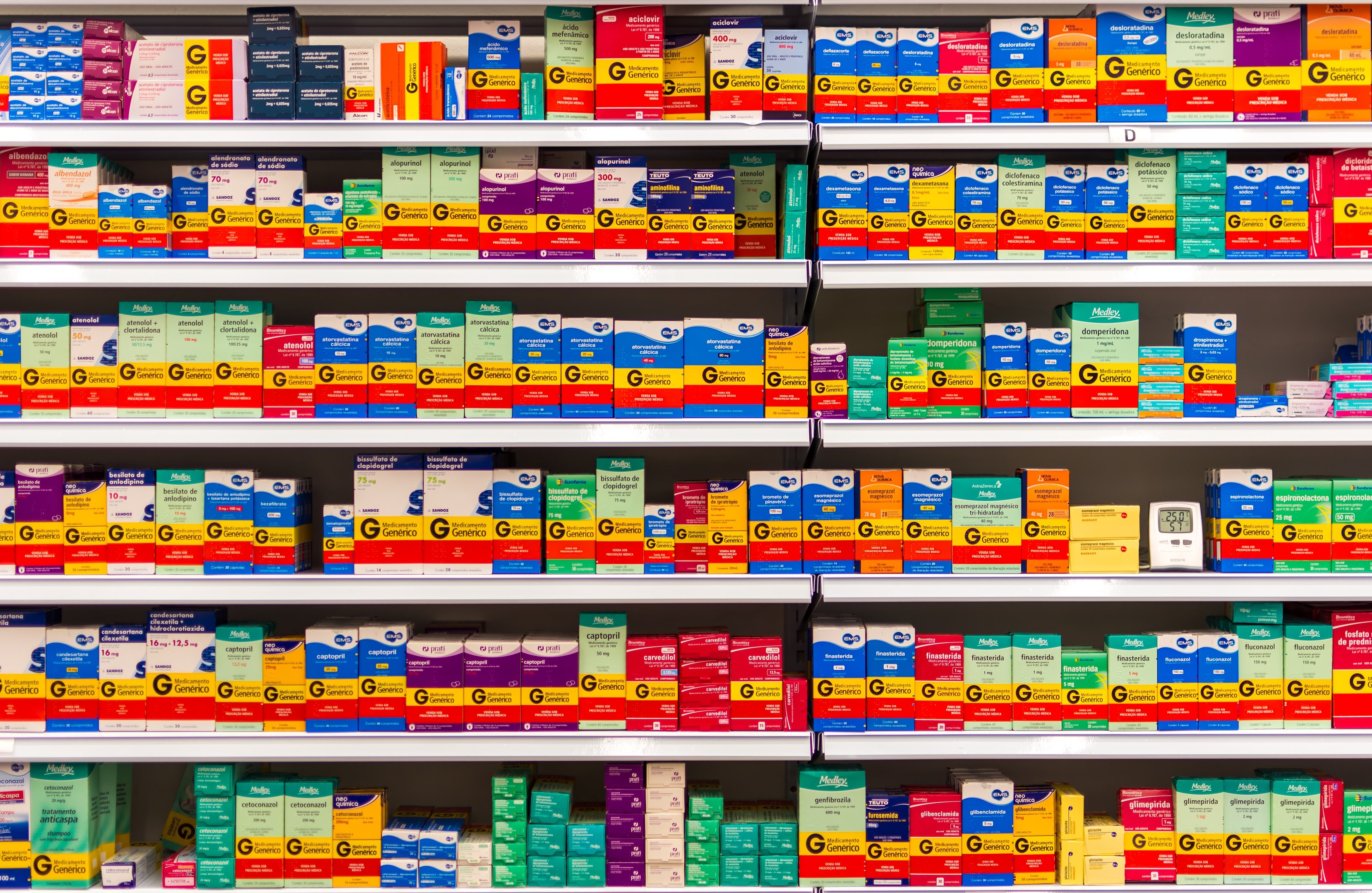 Ein Apothekenschrank voller verschiedener Schachteln und Behälter, die ordentlich aufgereiht sind.