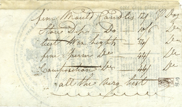 Eine alte Postkarte mit einer handgeschriebenen Nachricht, die an die Vereinigten Staaten adressiert ist und ein Stempel sowie den Text "United States Postal Service" aufweist.