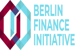 Logo der Berlin Finance Initiative mit einem blauen Kreis mit weißer Umrandung und einem weißen "B" in der Mitte, umgeben von einem weißen Ring mit einem blau-weißen Karomuster, und dem Text "Berlin Finance Initiative" in fetter schwarzer Schrift auf einem weißen Hintergrund.