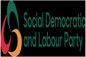 Weißer Hintergrund mit zentralem fetten schwarzen Text, der "sozialdemokratische und arbeiterpartei" enthält, eingerahmt von einem dünnen schwarzen Rand, in einer modernen professionellen Schriftart.