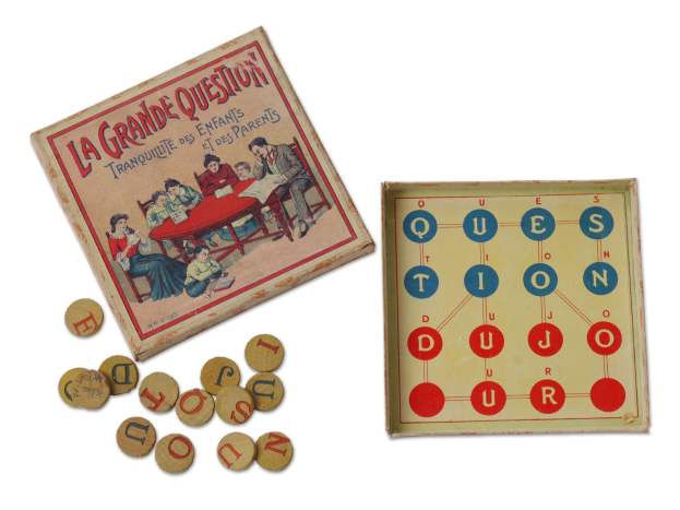 Brettspiel "La Grande Question" mit einer Münzbox und verstreuten Münzen.