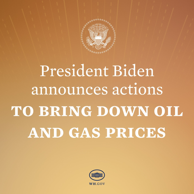 Präsident Biden an einem Rednerpult bei der Ankündigung von Maßnahmen zur Reduzierung von Öl- und Gaspreisen, mit einem Logo und Text auf einem Plakat im Hintergrund.