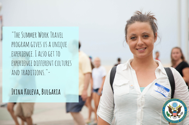 Eine Frau in einer Tasche, die lächelt, umgeben von einer Gruppe von Menschen, die gehen, mit Text auf der linken Seite, der einen Satz über das Sommerarbeitspraktikum enthält.