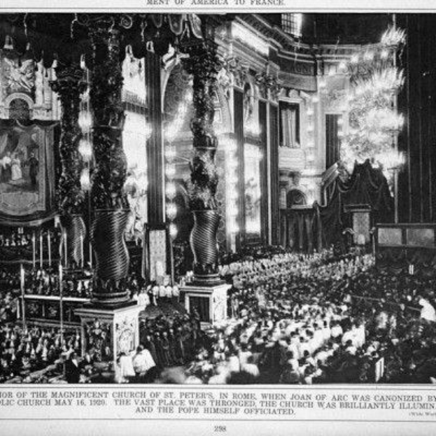 Schwarz-weiß-Foto einer großen Menschenmenge in einer Kirche mit Säulen, Lampen und einem gerahmten Foto an der Wand, beschriftet mit "St. Peter's Mass, May 16, 1920" unten.
