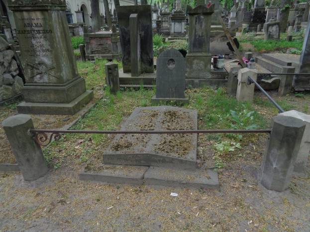 Grabschmuck gestohlen und Gräber beschädigt auf dem Friedhof in Heusenstamm - Zeugen gesucht