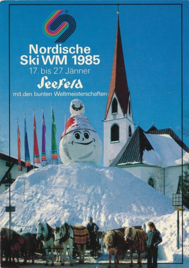 Plakat für die Nordischen Skiweltmeisterschaften 1985 in Seefeld, Schweiz, das eine schneebedeckte Landschaft mit Skifahrern, Pferden, Stangen, Fahnen, Gebäuden, Bäumen und Himmel zeigt.