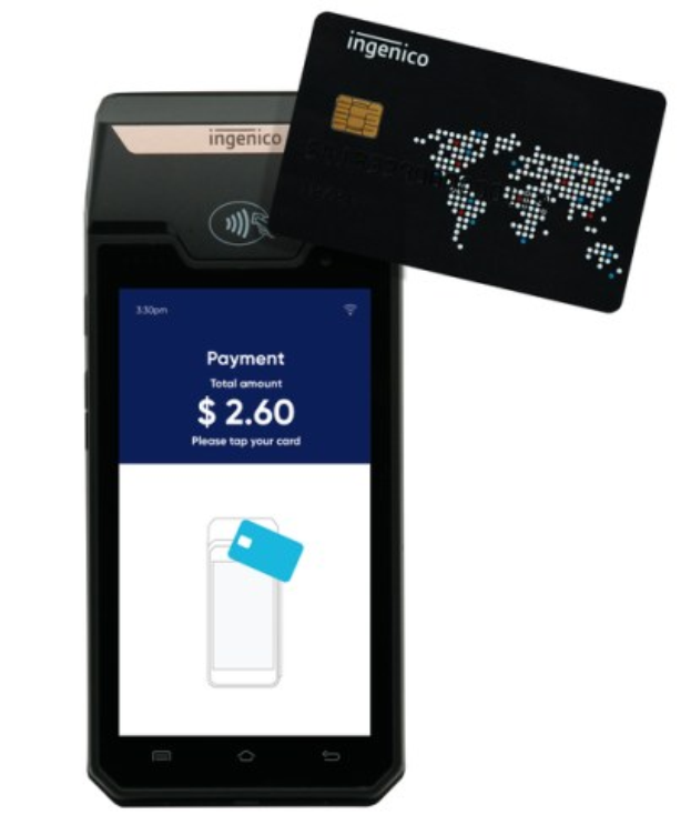 Mobiltelefon neben einer Kreditkarte, beschriftet als Ingenico-Mobilzahlungssystem.