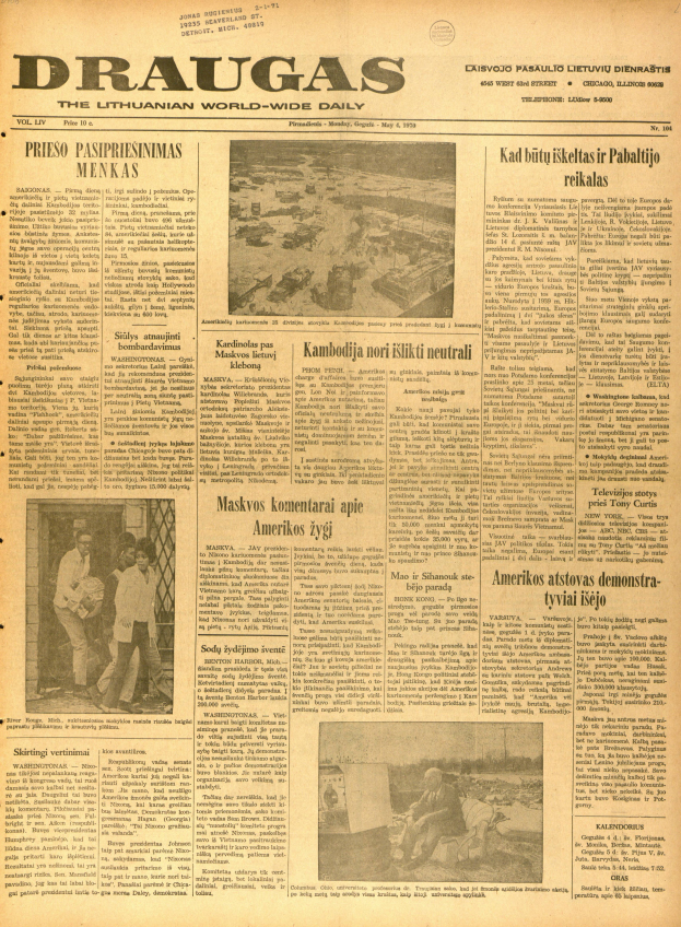 Eine alte Zeitung mit einem Foto einer lachenden Gruppe von Menschen, umgeben von Text und anderen Bildern.