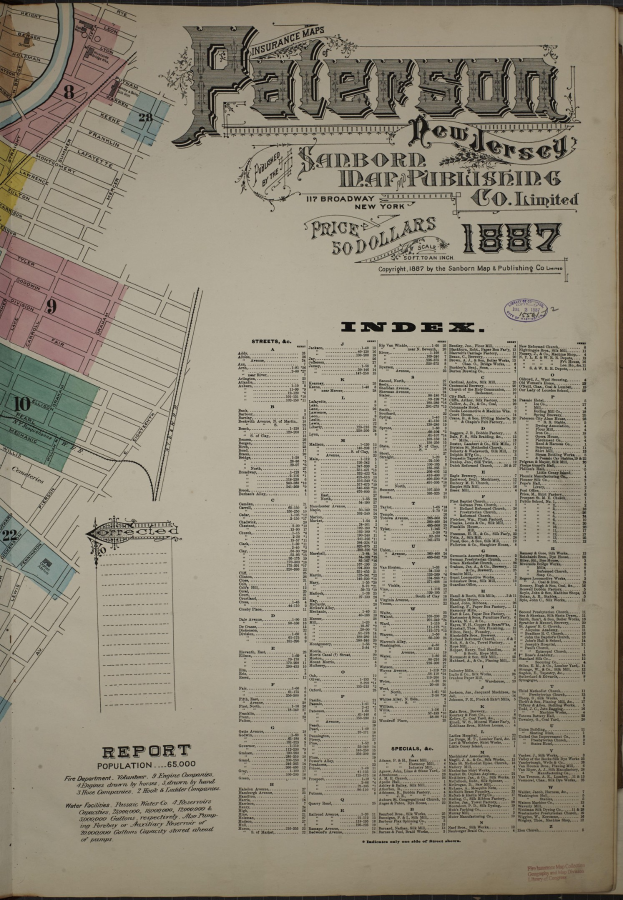 Ein altes Buch mit einer detaillierten Stadtkarte oben drauf, die Straßen und Sehenswürdigkeiten zeigt, auf einer Fläche mit zusätzlicher Stadtinformation.