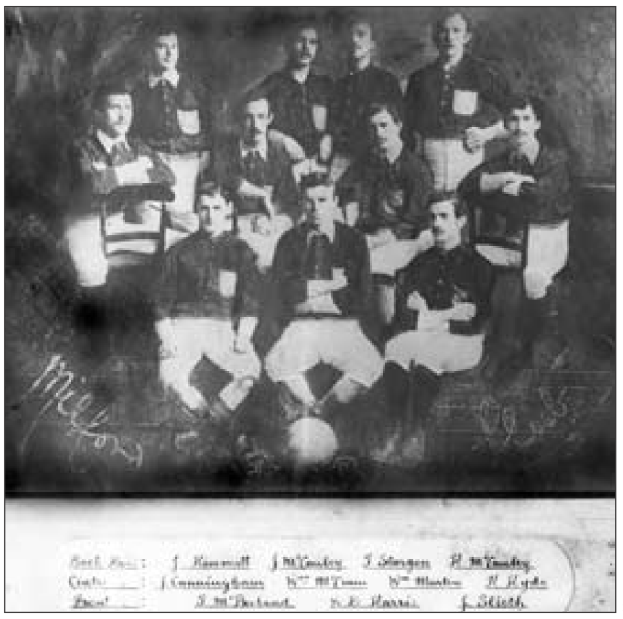 Ein Schwarz-Weiß-Foto einer Fußballmannschaft aus den 1920er Jahren, mit Spielern in einem Halbkreis angeordnet und Text unten, der den Namen und das Jahr der Mannschaft angibt.