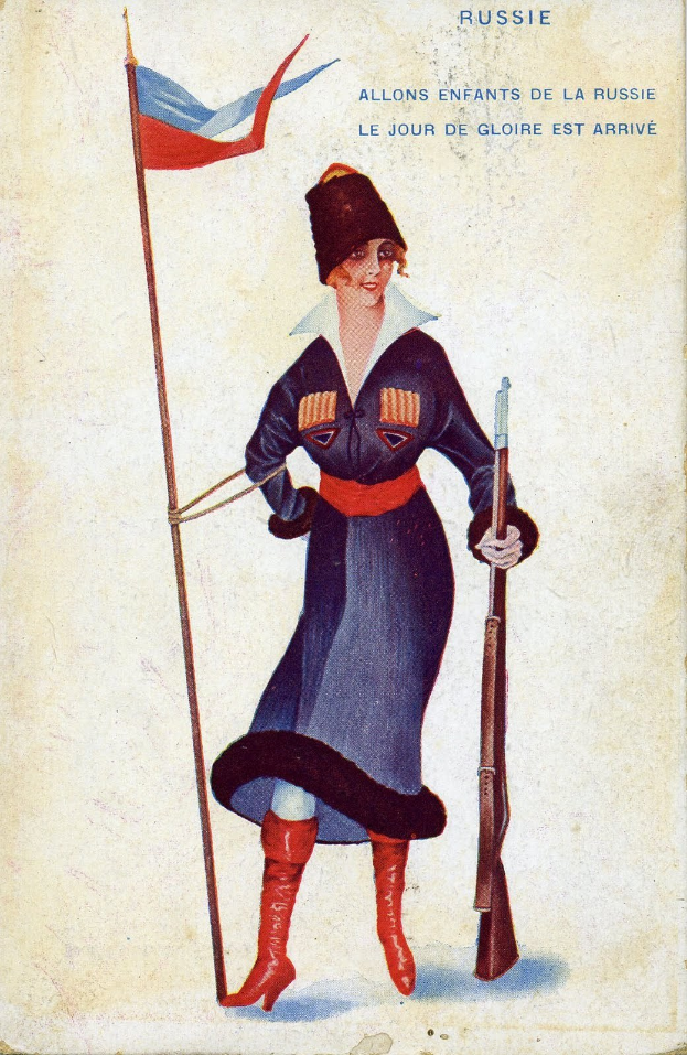 Eine Frau in russischer Militäruniform hält ein Gewehr und eine Fahne mit der Aufschrift "Allons enfants de la Russie" darüber und darunter.