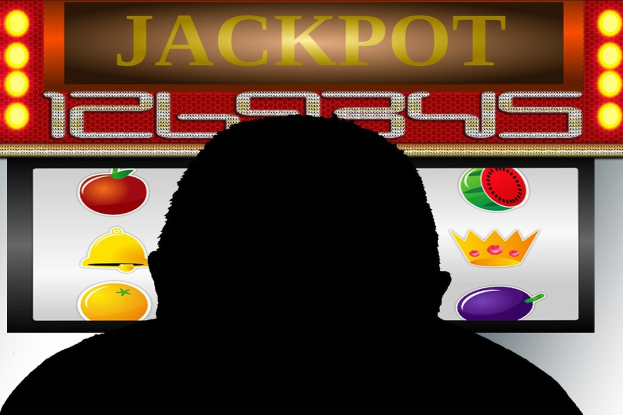 Ein Mann spielt an einem Automaten mit der Anzeige "Jackpot", umgeben von einer Tafel mit Text und Obstbildern, was auf ein Online-Casinospiel hindeutet.