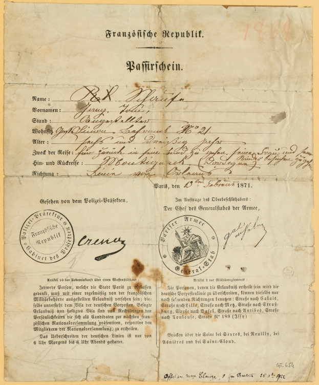 Ein altes, vergilbtes Dokument mit einem kreisförmigen, schwarz umrandeten Stempel, das schwarze Tintenbuchstaben enthält, wahrscheinlich ein Brief von der deutschen Regierung.