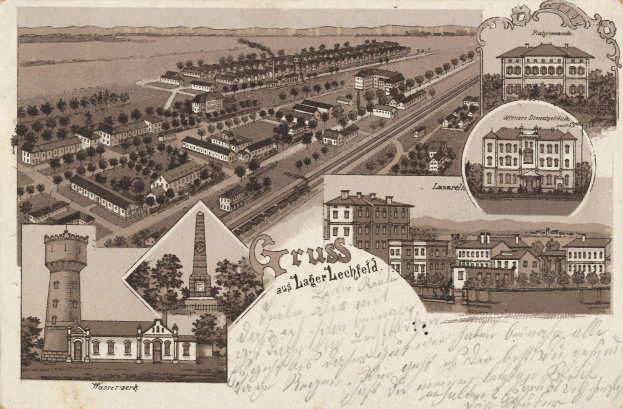 Ein sepiafarbenes Postkartenmotiv mit einer Stadtansicht, Gebäuden, Bäumen, Straßen und einem Turm.