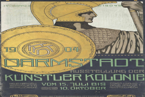 Plakat für ein 1904er Berlin-Konzert mit einer Person in einem Helm, die ein Schild hält, mit "Darmstadt" und "Künstler Kolonie" in fetter Schrift.
